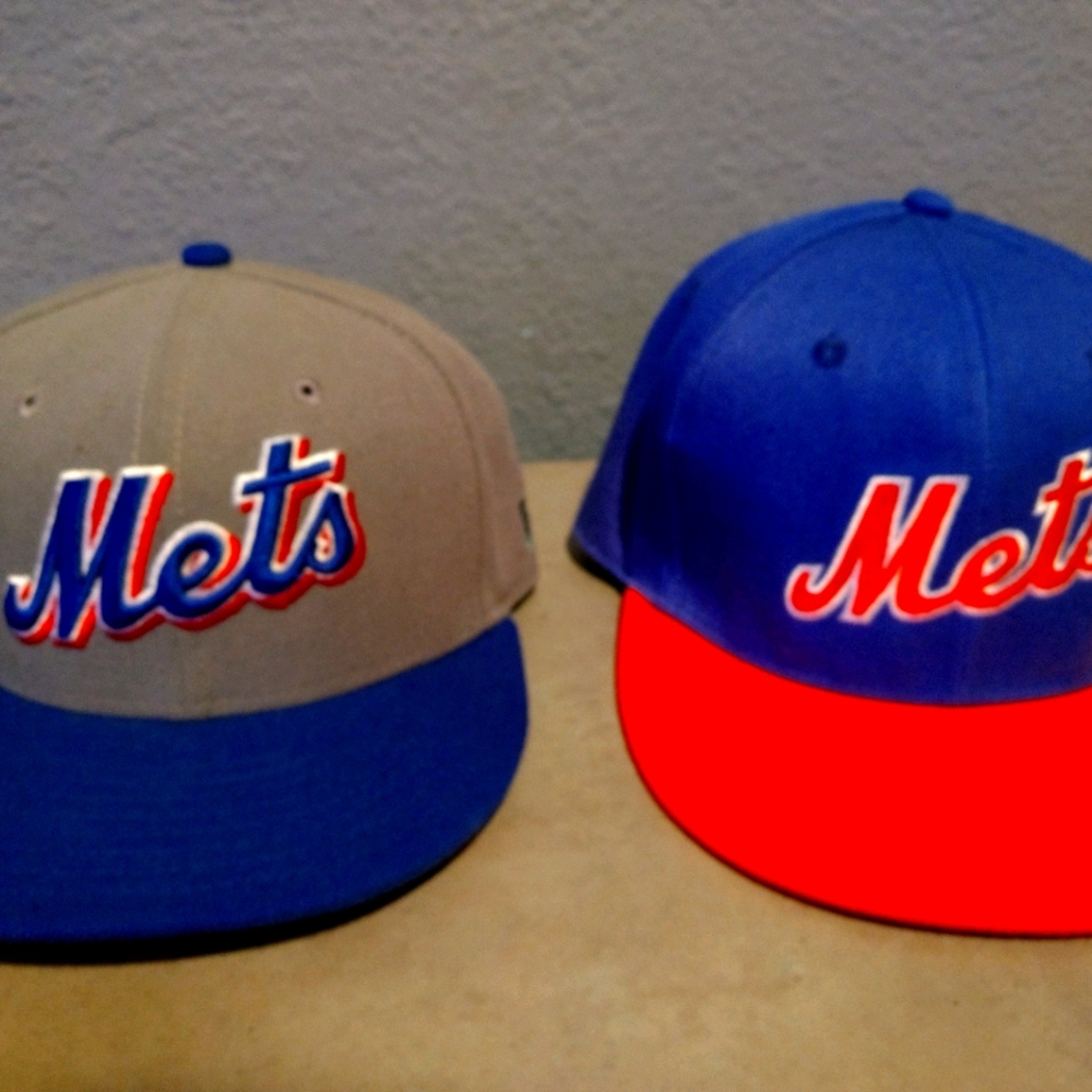 Mets hats one snap back and one fited size 7